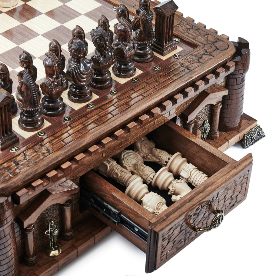 Шахматы резные в ларце " Замок Барсьенсе " , Harutyunyan купить в Екатеринбурге