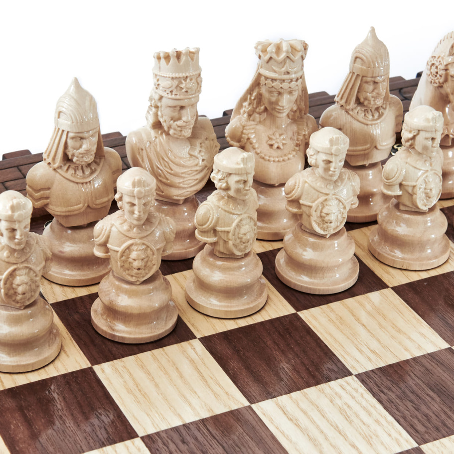Шахматы резные в ларце " Замок Барсьенсе " , Harutyunyan купить в Екатеринбурге